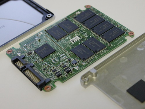 Ổ SSD cấu tạo từ chip nhớ nên có nhiều lợi điểm hơn so với ổ cứng HDD truyền thống.