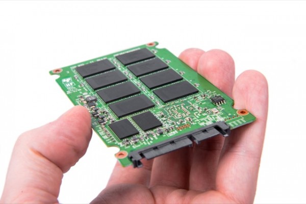 Một bo mạch của SSD với các chip nhớ.