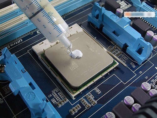 Keo tản nhiệt thường được bôi để làm mát CPU.