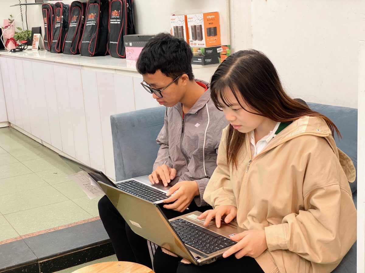 sinh viên dân tộc nhận laptop miễn phí
