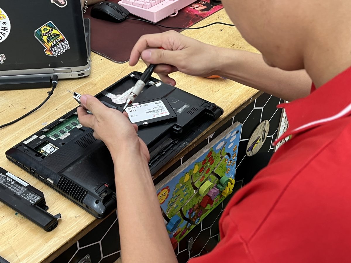 Kỹ thuật viên Hiếu Computer đang sửa chữa laptop của khách hàng