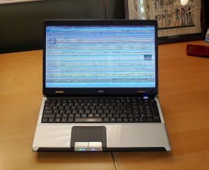 Màn hình laptop bị sọc nguyên nhân do đâu?