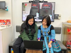 sinh viên dân tộc nhận laptop miễn phí