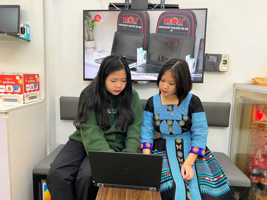 Sinh viên dân tộc nhận laptop miễn phí đầu năm mới từ Được học