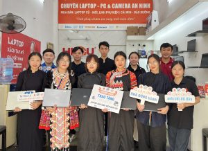 sinh viên dân tộc nhận laptop miễn phí